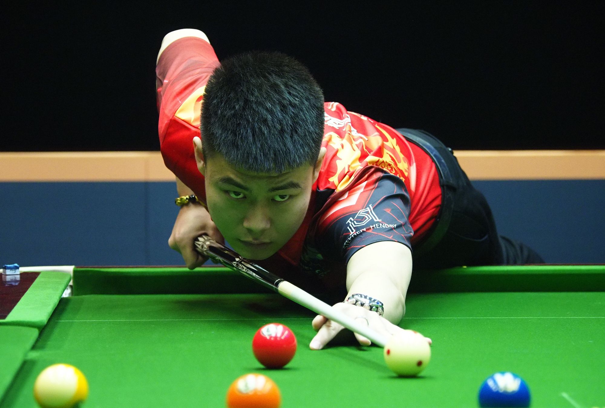 的回球和坚 的回球和坚